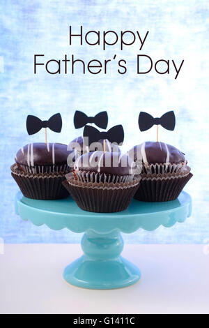 Happy Fathers Day Cupcakes auf Kuchen stehen vor einem blauen Hintergrund. Stockfoto