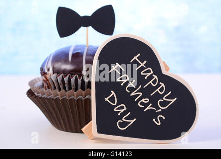 Happy Fathers Day Cupcake Geschenk auf blassen blauen und weißen Holz Hintergrund. Stockfoto