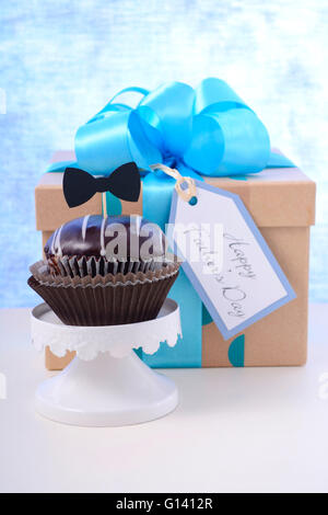 Happy Fathers Day Cupcake Geschenk auf blassen blauen und weißen Holz Hintergrund. Stockfoto