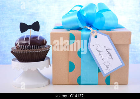 Happy Fathers Day Cupcake Geschenk auf blassen blauen und weißen Holz Hintergrund. Stockfoto