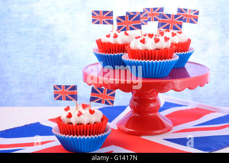 Holiday Party Cupcakes mit britische Flaggen auf rot Tortenplatte mit Union Jack-Flagge. Stockfoto