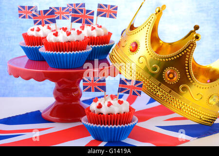 Holiday Party Cupcakes mit britische Flaggen auf rot Tortenplatte mit Union Jack-Flagge. Stockfoto