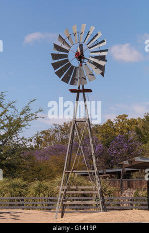 Windmühle drehen im Wind auf einem Bauernhof in Süd-Kalifornien Stockfoto