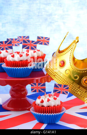 Holiday Party Cupcakes mit britische Flaggen auf rot Tortenplatte mit Union Jack-Flagge. Stockfoto