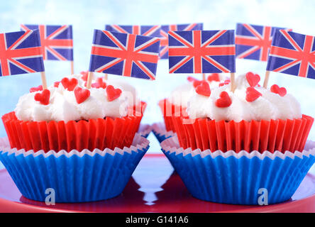 Holiday Party Cupcakes mit britische Flaggen auf rot Tortenplatte mit Union Jack-Flagge. Stockfoto