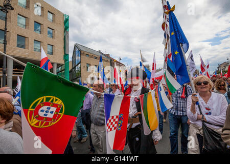 EU-Staaten Flaggen von den proeuropäischen manifestierenden Polen in Warschau durchgeführt. 7. Mai 2016. Die Demonstration der KOD (Komitee für die Verteidigung der Demokratie) in Warschau, Polen veranstaltet versammelt 240.000 Menschen. Es war die größte Demonstration in Polen seit dem Fall des Kommunismus Credit: Marcin Jamkowski/Adventure/Bilder/Alamy Live News Stockfoto