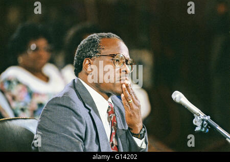 Richter Clarence Thomas zeugt während der mündlichen Verhandlung vor uns Justizausschuss des Senats, ihn als Associate Justice von der US Supreme Court in uns Senat Caucus Zimmer in Washington, DC am 11. September 1991 zu bestätigen. Thomas wurde für die Position vom amerikanischen Präsidenten George H.W. Bush am 1. Juli 1991 nominiert, den Ruhestand Gerechtigkeit Thurgood Marshall zu ersetzen. Bildnachweis: Arnie Sachs/CNP Stockfoto