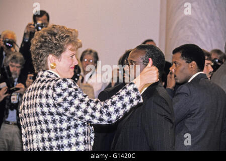 Virginia Thomas, Frau Richter Clarence Thomas, gibt eine Daumen-hoch während einer Pause im Zeugnis von Professor Anita Hill Hill vor USA Justizausschuss des Senats auf Richter Thomas Bestätigung beisitzender Richter des Supreme Court in Washington, DC am 11. Oktober 1991 sein bezeugt. Bildnachweis: Arnie Sachs/CNP Stockfoto