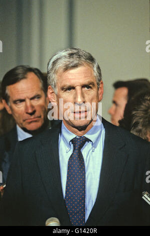 US-Senator John Danforth (Republikanische von Missouri) spricht mit Reportern während einer Pause im Zeugnis von Professor Anita Hill, wie sie vor dem Justizausschuss des Vereinigte Staaten Senats auf die Bestätigung der Richter Clarence Thomas Richter des Supreme Court in Washington, DC am 11. Oktober 1991 sein bezeugt. Bildnachweis: Arnie Sachs/CNP Stockfoto