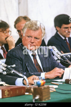 Vereinigte Staaten Senator Edward M. "Ted" Kennedy (Demokrat von Massachusetts) hört Öffnung Aussagen während der mündlichen Verhandlung vor uns Justizausschuss des Senats, Richter Clarence Thomas als Associate Justice von der US Supreme Court in uns Senat Caucus Zimmer in Washington, DC am 10. September 1991 zu bestätigen. Thomas wurde für die Position vom amerikanischen Präsidenten George H.W. Bush am 1. Juli 1991 nominiert, den Ruhestand Gerechtigkeit Thurgood Marshall zu ersetzen. Bildnachweis: Arnie Sachs/CNP Stockfoto