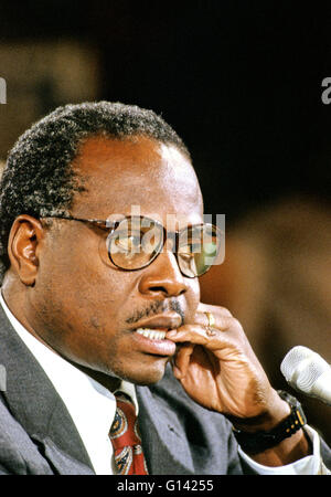 Richter Clarence Thomas zeugt während der mündlichen Verhandlung vor uns Justizausschuss des Senats, ihn als Associate Justice von der US Supreme Court in uns Senat Caucus Zimmer in Washington, DC am 11. September 1991 zu bestätigen. Thomas wurde für die Position vom amerikanischen Präsidenten George H.W. Bush am 1. Juli 1991 nominiert, den Ruhestand Gerechtigkeit Thurgood Marshall zu ersetzen. Bildnachweis: Arnie Sachs/CNP Stockfoto