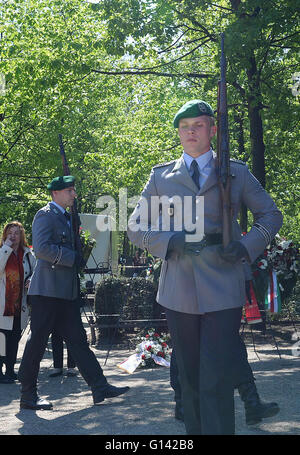 Berlin, Deutschland. 8. Mai 2016. Mitglieder der deutschen Streitkräfte stehen am Denkmal polnischer Soldaten und deutscher Antifaschisten in Berlin, Deutschland, 8. Mai 2016. Militärische Beamte aus verschiedenen Ländern und einige Politiker legten Kränze an dieser Stelle an das Ende des zweiten Weltkrieges vor 71 Jahren markieren. Foto: PAUL ZINKEN/Dpa/Alamy Live News Stockfoto