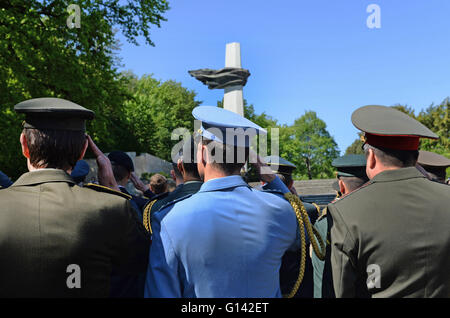 Berlin, Deutschland. 8. Mai 2016. Offiziere aus verschiedenen Ländern gesehen vor dem Denkmal polnischer Soldaten und deutscher Antifaschisten in Berlin, Deutschland, 8. Mai 2016. Militärische Beamte aus verschiedenen Ländern und einige Politiker legten Kränze an dieser Stelle an das Ende des zweiten Weltkrieges vor 71 Jahren markieren. Foto: PAUL ZINKEN/Dpa/Alamy Live News Stockfoto