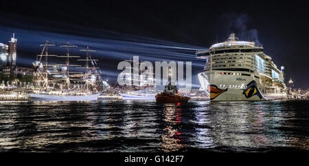 Hamburg, Deutschland. 7. Mai 2016. Kreuzfahrtschiff fährt AIDAprima nach seiner Taufe während des 827th Jubiläums des Hafens in Hamburg, Deutschland, 7. Mai 2016. Foto: MARKUS SCHOLZ/Dpa/Alamy Live News Stockfoto