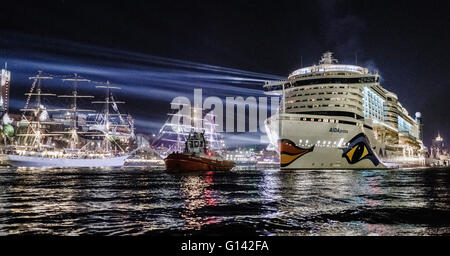 Hamburg, Deutschland. 7. Mai 2016. Kreuzfahrtschiff fährt AIDAprima nach seiner Taufe während des 827th Jubiläums des Hafens in Hamburg, Deutschland, 7. Mai 2016. Foto: MARKUS SCHOLZ/Dpa/Alamy Live News Stockfoto