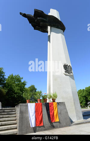 Berlin, Deutschland. 8. Mai 2016. Das Denkmal für polnische Soldaten und deutschen Antifaschisten in Berlin, Deutschland, 8. Mai 2016. Militärische Beamte aus verschiedenen Ländern und einige Politiker legten Kränze an dieser Stelle an das Ende des zweiten Weltkrieges vor 71 Jahren markieren. Foto: PAUL ZINKEN/Dpa/Alamy Live News Stockfoto