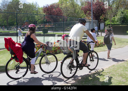 Wimbledon London, UK. 8. Mai. Menschen in Wimbledon Park an einem glühend heißen Tag Radfahren, wie Temperaturen vorhergesagt werden, steigen auf 27 Grad Celsius in der Hauptstadt Credit: Amer Ghazzal/Alamy Live-Nachrichten Stockfoto