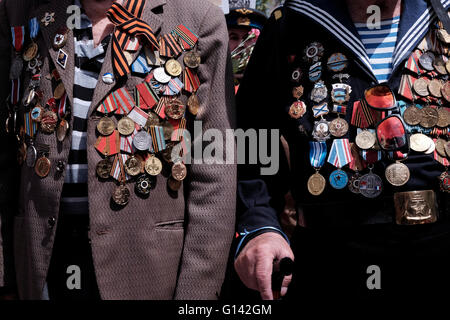 Sowjetische jüdische Veteranen des Zweiten Weltkriegs mit Medaillen in ihren alten Uniformen während der Zeremonie anlässlich des Sieges der Alliierten über Nazi-Deutschland in Israel festgeklemmt Stockfoto