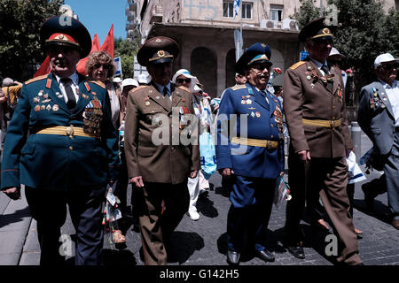 Sowjetische jüdische Kriegsveteranen mit Medaillen in alten Uniformen nehmen an einer Parade zu Ehren des 71. Sieges der Alliierten über Nazi-Deutschland im Zentrum Jerusalems in Israel Teil Stockfoto