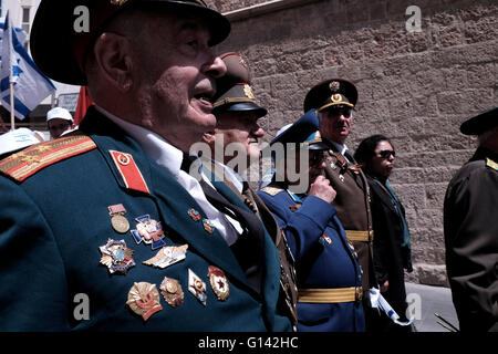 Sowjetische jüdische Kriegsveteranen mit Medaillen in alten Uniformen nehmen an einer Parade zu Ehren des 71. Sieges der Alliierten über Nazi-Deutschland im Zentrum Jerusalems in Israel Teil Stockfoto