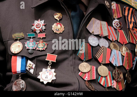 Ein sowjetischer jüdischer Veteran des Zweiten Weltkriegs, dessen Medaillen während der Zeremonie in seiner alten Uniform festgeklemmt wurden, um den Sieg der Alliierten über Nazi-Deutschland in Israel zu markieren Stockfoto