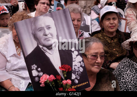 Jerusalem, Israel. 8. Mai 2016.  Angehörige der russischen israelischen Veteranen des zweiten Weltkriegs Teilnahme an einer Zeremonie zum Gedenken an 71 Jahre seit der Alliierten Sieg über Nazi-Deutschland im zweiten Weltkrieg, im Zentrum von Jerusalem Credit: Eddie Gerald/Alamy Live News Stockfoto