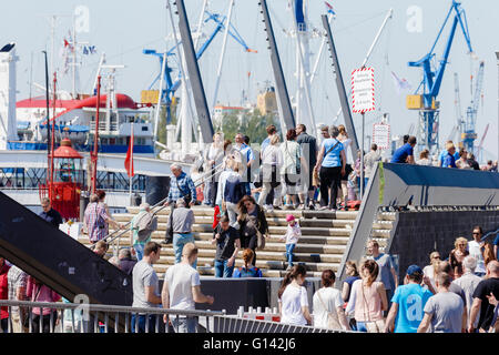 Besucher zu Fuß entlang einer neuen Flut Steuerung Installation während des 827th Jubiläums des Hafens in Hamburg, Deutschland, 7. Mai 2016. Foto: MARKUS SCHOLZ/dpa Stockfoto