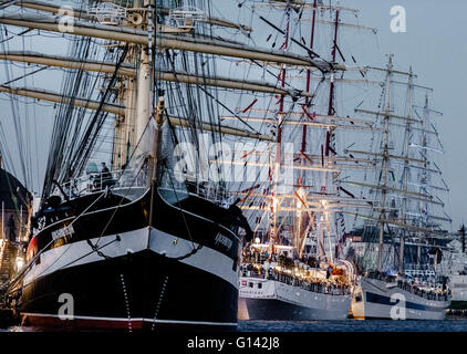 Große Schiffe (L-R) Krusenstern, Dar Mlodziezy und Mir während des 827th Jubiläums des Hafens in Hamburg, Deutschland, 7. Mai 2016 bei St. Pauli Piers gesehen. Foto: MARKUS SCHOLZ/dpa Stockfoto