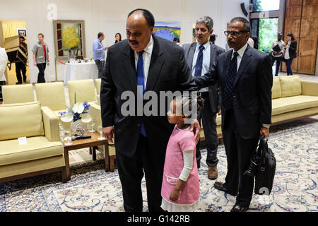 Jerusalem, Israel. 8. Mai 2016. MARTIN LUTHER KING III, Sohn des Bürgerrechtlers Dr. Martin Luther King Jr., grüßt ein junge äthiopische Mädchen, während er wartet auf die Ankunft des israelischen Präsidenten Rivlin für eine Veranstaltung, die Israelis für ihren Aktivismus im Namen der äthiopischen jüdischen Einwanderer nach Israel zu erkennen. Bildnachweis: Nir Alon/Alamy Live-Nachrichten Stockfoto