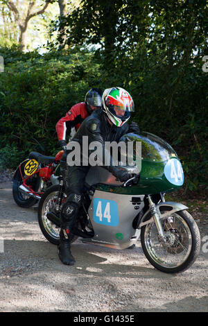 Chorley, Lancashire, UK. 8. Mai 2016. Die spektakuläre Motorrad-Sprint-Rennen veranstaltet von Sir Bernard de Hoghton in Hoghton Tower in Chorley, Lancashire. Motorräder aus Classic/Vintage bis Superbike Ebene die Macht runter und einige Kautschuk auf den Schnupperkurs bergauf mal brennen. Bildnachweis: Cernan Elias/Alamy Live-Nachrichten Stockfoto