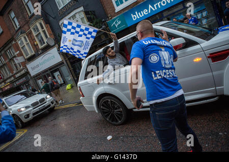 Leicester City, England, Mai 7. 2016. Die Titel-Party ist in vollem Gange aller Leicester City nach der beeindruckenden Leistung Gewinn der Premier League 2015/2016. Ganzen Leicester City Party Atmosphäre mit Stolz Fans in Leicester FC Fan-Ausrüstung. Bildnachweis: Alberto GrassoAlamy Live-Nachrichten Stockfoto