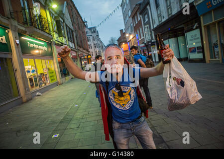 Leicester City, England, Mai 7. 2016. Die Titel-Party ist in vollem Gange aller Leicester City nach der beeindruckenden Leistung Gewinn der Premier League 2015/2016. Ganzen Leicester City Party Atmosphäre mit Stolz Fans in Leicester FC Fan-Ausrüstung. Ein Fan trägt eine Claudio Ranieri Maske zollen sie der italienische Manager. Bildnachweis: Alberto GrassoAlamy Live-Nachrichten Stockfoto