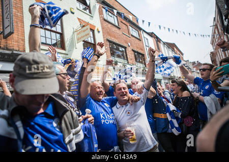 Leicester City, England, Mai 7. 2016. Die Titel-Party ist in vollem Gange aller Leicester City nach der beeindruckenden Leistung Gewinn der Premier League 2015/2016. Ganzen Leicester City Party Atmosphäre mit Stolz Fans in Leicester FC Fan-Ausrüstung. Bildnachweis: Alberto Grasso/Alamy Live-Nachrichten Stockfoto