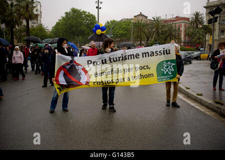 Barcelona, Katalonien, Spanien. 8. Mai 2016. Barcelona-Nachbarn schneiden den Verkehr im Zentrum Stadt während einer Protestaktion gegen Massentourismus und Kreuzfahrtschiffe am 8. Mai 2016. Mehr als zweieinhalb Millionen Kreuzfahrt Passagiere besuchten Barcelona letztes Jahr Proteste gegen Massentourismus und seine sozialen und ökologischen Folgen eskalieren in Barcelona © Jordi Boixareu/ZUMA Draht/Alamy Live News Stockfoto