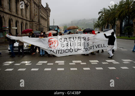 Barcelona, Katalonien, Spanien. 8. Mai 2016. Barcelona-Nachbarn-Carriyng, die ein Banner gegen Kreuzfahrten schneiden den Verkehr im Zentrum Stadt während einer Protestaktion gegen Massentourismus auf 8. Mai 2016. Mehr als zweieinhalb Millionen Kreuzfahrt Passagiere besuchten Barcelona letztes Jahr Proteste gegen Massentourismus und seine sozialen und ökologischen Folgen eskalieren in Barcelona © Jordi Boixareu/ZUMA Draht/Alamy Live News Stockfoto