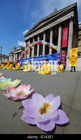 London, UK. 8. Mai 2016. Falun Gong fördern, Falun Dafa Tag meditieren vor der National Gallery am Trafalgar Square in London. Der Tag selbst findet am 13. Mai und ist in über 100 Ländern seit fast 25 Jahren gefeiert worden. Bildnachweis: Paul Brown/Alamy Live-Nachrichten Stockfoto
