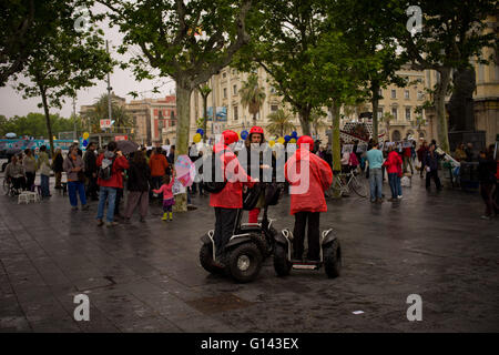 Barcelona, Katalonien, Spanien. 8. Mai 2016. Eine Gruppe von Touristen auf Segway sind in Barcelona (Spanien) in der Nähe von Protest gegen Kreuzfahrten auf 8. Mai 2016 gesehen. Mehr als zweieinhalb Millionen Kreuzfahrt Passagiere besuchten Barcelona letztes Jahr Proteste gegen Massentourismus und seine sozialen und ökologischen Folgen eskalieren in Barcelona. © Jordi Boixareu/ZUMA Draht/Alamy Live-Nachrichten Stockfoto