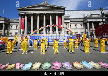 London, UK. 8. Mai 2016. Falun Gong fördern, Falun Dafa Tag meditieren vor der National Gallery am Trafalgar Square in London. Der Tag selbst findet am 13. Mai und ist in über 100 Ländern seit fast 25 Jahren gefeiert worden. Bildnachweis: Paul Brown/Alamy Live-Nachrichten Stockfoto