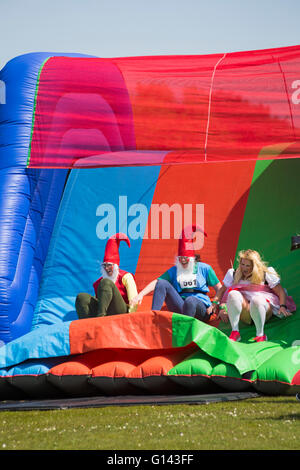 Poole, Dorset, UK. 8. Mai 2016.  Schaum Fest Dorset findet statt am Baiter Park, Poole.  Läufer Dodge, Tauchen, Klettern und Lachen ihren Weg durch eine urkomische Schaum gefüllt Hindernis-Parcours für ein 3 k Volkslauf organisiert von Naomi House und Jacksplace Kinder Hospiz.  Bildnachweis: Carolyn Jenkins/Alamy Live-Nachrichten Stockfoto