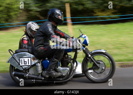 Nr.161 1948 40s Forties 650cc Triumph Side-Car gefahren von Tony & Sue Bannister am Hoghton Tower Sprint nr. Chorley in Lancashire, Großbritannien. Der Sprint ist eine der ältesten Motorradveranstaltungen im County und ist zu einem wichtigen Event im Fahrradkalender geworden. Er hat eine engagierte Gruppe von Motorradfans. Der Sprint bietet alle Arten von Fahrrädern von britisch gefertigten bis hin zu japanisch gefertigten, und umfasst sogar einige selbst gefertigte und kundenspezifische Motorräder. Stockfoto