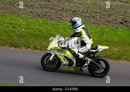 Chorley, Lancashire, UK. 8. Mai 2016. Nr. 329 Kawasaki ZX 10 1000 cc geritten Chris Barnes am Hoghton Turm Sprint nr. In Chorley Lancashire. UK. Der Sprint, ist einer der ältesten Motorrad Veranstaltungen in der Grafschaft hat ein wichtiges Ereignis auf dem Bike Kalender geworden und hat eine dedizierte folgenden von engagierten Motorrad Enthusiasten. Der Sprint verfügt über alle verschiedenen Arten von Fahrrädern vom Britischen zum Japanischen hergestellt und enthält sogar einige hausgemachte und kundenspezifische Motorräder. Stockfoto