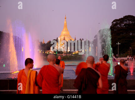 (160508)--YANGON, 8. Mai 2016 (Xinhua)--Mönche stehen in der Nähe einer Wasserquelle in der Platz und der Park vor der Shwedagon-Pagode in Yangon, Myanmar, 8. Mai 2016. Myanmar hat einen Masterplan für die Entwicklung von Yangon Stadt unter Beteiligung der Vertreter, Rechtsexperten, öffentlichen Verwaltungen und Experten mit internationalen Erfahrungen gezeichnet. Nach dem drei-Phasen-Schema von Japan internationale Zusammenarbeit Agency (JICA) Phase-1 Innenstadt, befasst sich mit während Phase 2 und Phase 3 an den Stadtrand und Satellitenstädte, offizielle Quellen s verbunden sind Stockfoto