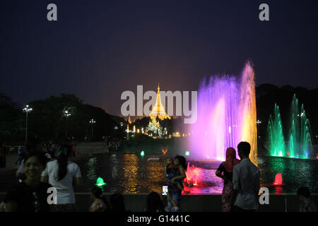 (160508)--YANGON, 8. Mai 2016 (Xinhua)--Menschen stehen in der Nähe einer Wasserquelle in der Platz und der Park vor der Shwedagon-Pagode in Yangon, Myanmar, 8. Mai 2016. Myanmar hat einen Masterplan für die Entwicklung von Yangon Stadt unter Beteiligung der Vertreter, Rechtsexperten, öffentlichen Verwaltungen und Experten mit internationalen Erfahrungen gezeichnet. Nach dem drei-Phasen-Schema von Japan internationale Zusammenarbeit Agency (JICA) Phase-1 Innenstadt, befasst sich mit während Phase 2 und Phase 3 zum Stadtrand und Satellitenstädte, offizielle Quellen zusammenhängen Stockfoto