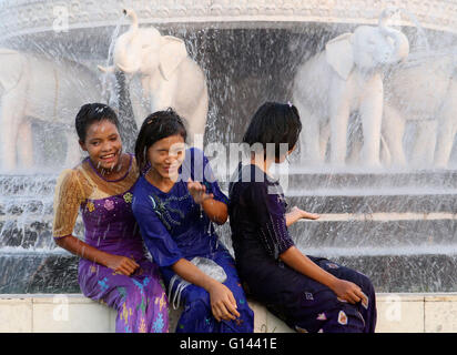 (160508)--YANGON, 8. Mai 2016 (Xinhua)--Myanmar Mädchen spielen in der Nähe einer Wasserquelle in der Platz und der Park vor der Shwedagon-Pagode in Yangon, Myanmar, 8. Mai 2016. Myanmar hat einen Masterplan für die Entwicklung von Yangon Stadt unter Beteiligung der Vertreter, Rechtsexperten, öffentlichen Verwaltungen und Experten mit internationalen Erfahrungen gezeichnet. Nach dem drei-Phasen-Schema von Japan internationale Zusammenarbeit Agency (JICA) Phase-1 Innenstadt, befasst sich mit während Phase 2 und Phase 3 sich bis an den Stadtrand beziehen und Satelliten-Städte, offizielle also Stockfoto