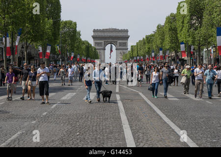 Die Champs-Elysées, Paris, Frankreich. 8. Mai 2016. Menschen zu Fuß auf den Champs-Elysées. Einmal im Monat wird die berühmte Avenue für den Verkehr gesperrt.  Bildnachweis: David Bertho/Alamy Live-Nachrichten Stockfoto