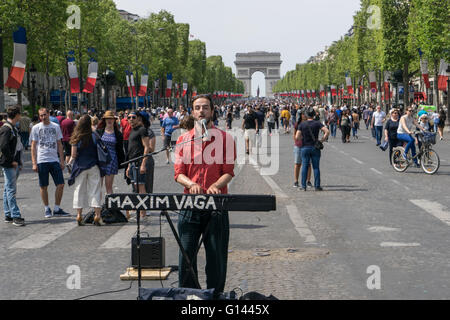 Die Champs-Elysées, Paris, Frankreich. 8. Mai 2016. Künstler zu singen auf den Champs Elysées. Einmal im Monat wird die berühmte Avenue für den Verkehr gesperrt.  Bildnachweis: David Bertho/Alamy Live-Nachrichten Stockfoto