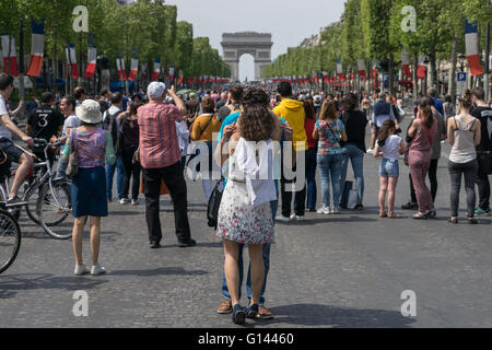 Die Champs-Elysées, Paris, Frankreich. 8. Mai 2016. Paar Küssen auf den Champs Elysées. Einmal im Monat wird die berühmte Avenue für den Verkehr gesperrt.  Bildnachweis: David Bertho/Alamy Live-Nachrichten Stockfoto