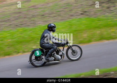 Chorley, Lancashire, Großbritannien. Mai 2016. No.5 Gary Blanshard aus Barnston fährt einen 250ccm 1938 Triumph beim Hoghton Sprint. Der Sprint, ist eine der am längsten stehenden Motorrad-Veranstaltungen in der Grafschaft hat sich zu einem wichtigen Ereignis auf dem Fahrrad-Kalender und hat eine engagierte Anhängern von engagierten Motorrad-Enthusiasten. Es verfügt über alle verschiedenen Arten von Fahrrädern von britischen bis japanischen gemacht, und sogar einige hausgemachte und maßgeschneiderte Motorräder Stockfoto