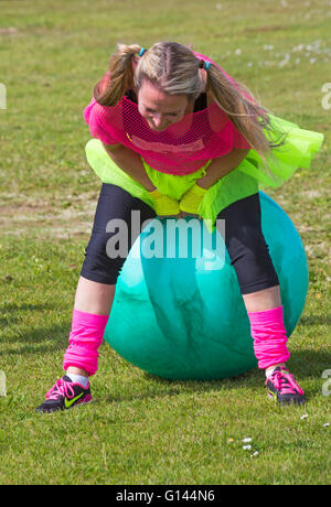 Poole, Dorset, UK. 8. Mai 2016.  Schaum Fest Dorset findet statt am Baiter Park, Poole.  Läufer Dodge, Tauchen, Klettern und Lachen ihren Weg durch eine urkomische Schaum gefüllt Hindernis-Parcours für ein 3 k Volkslauf organisiert von Naomi House und Jacksplace Kinder Hospiz.  Bildnachweis: Carolyn Jenkins/Alamy Live-Nachrichten Stockfoto