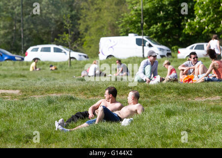 Wimbledon London, UK. 8. Mai.  Wimbledon Common ist überfüllt mit Sonnenanbeter an einem heißen Tag wie Klettern, Temperaturen bis 27 Grad Celsius in der Hauptstadt Credit: Amer Ghazzal/Alamy Live-Nachrichten Stockfoto